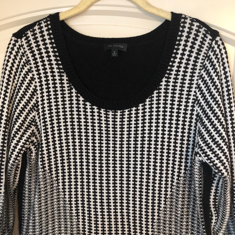 🍃Pick 3/$21- The Limited Unique Black and White Scoop Neck Sweater-Size M